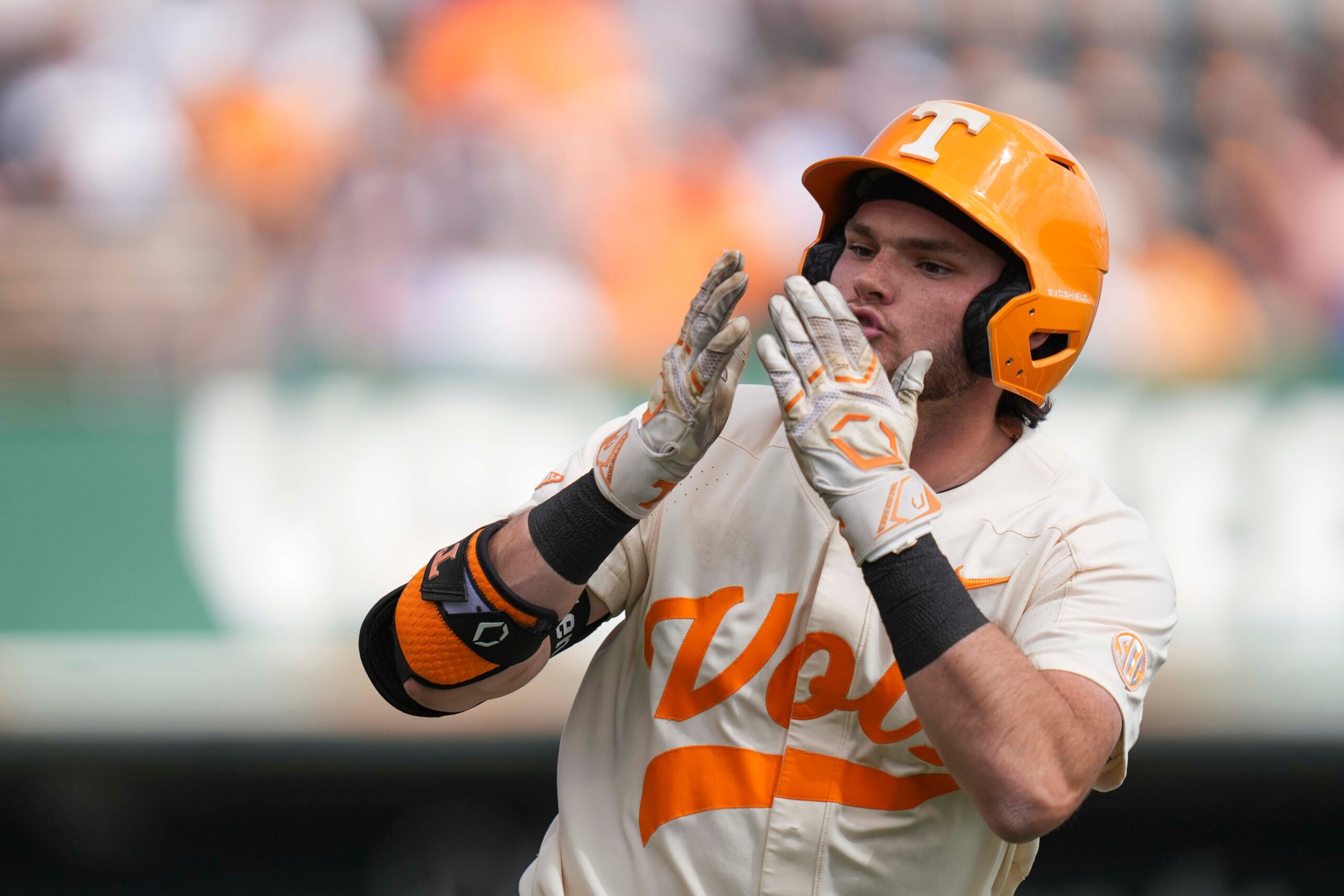 Tennessee completes sweep of Florida to remain undefeated