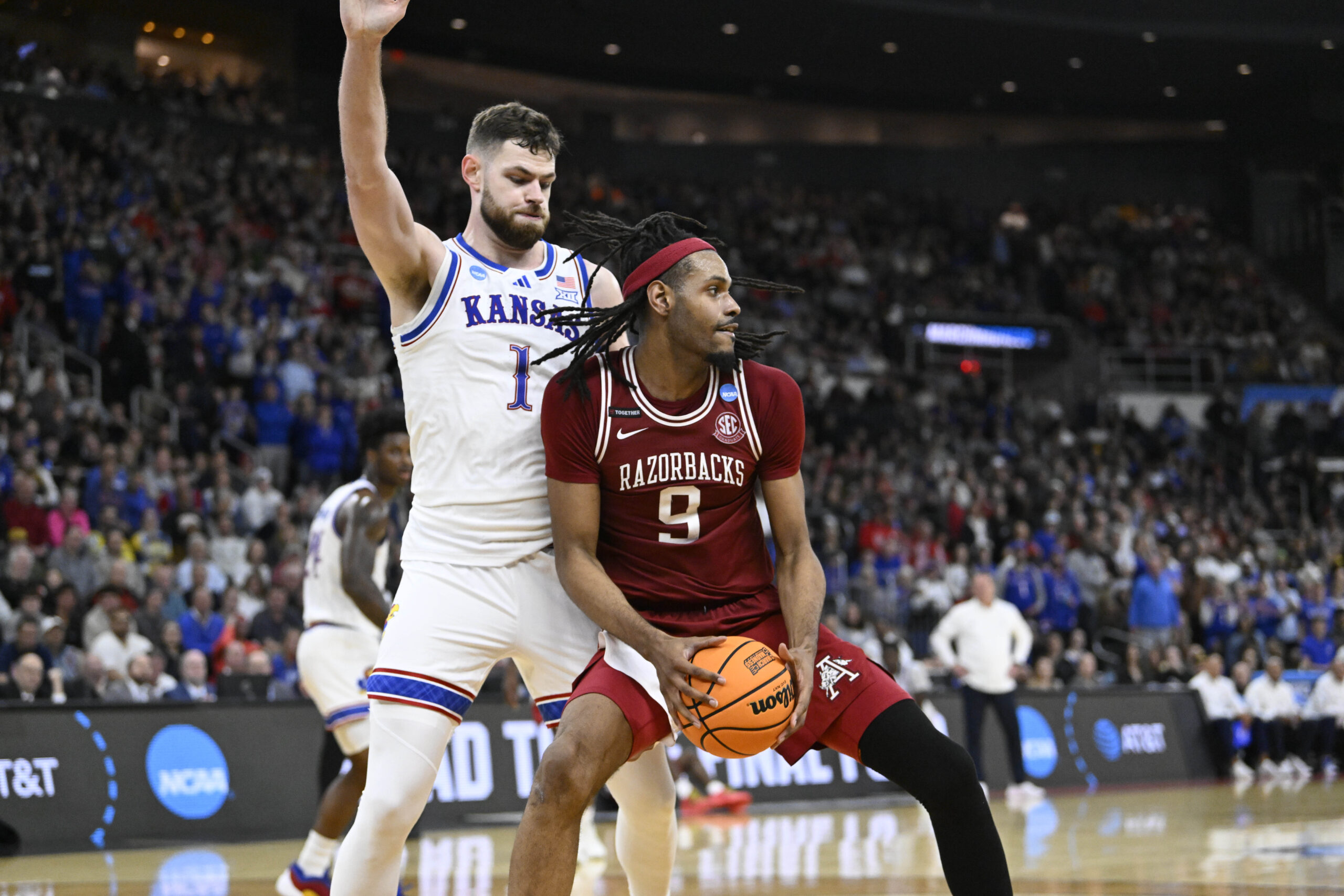 Arkansas grinds out upset win over Kansas to advance in NCAA Tournament