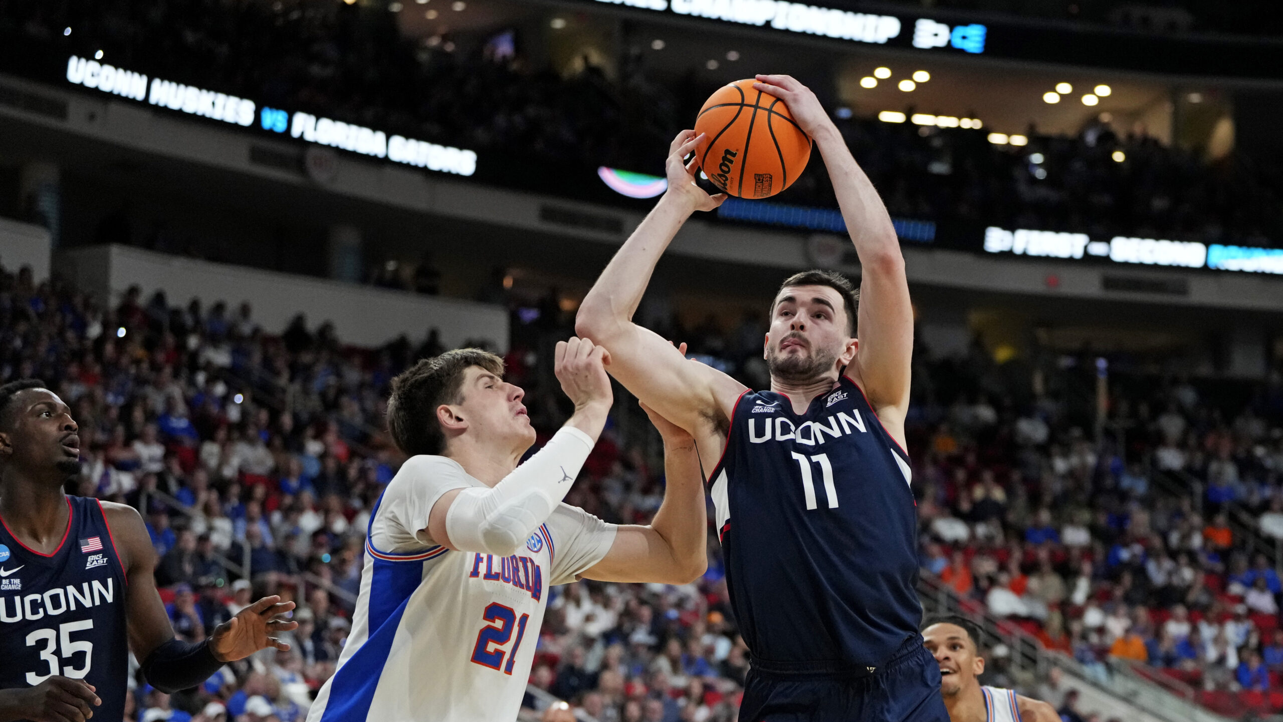 Florida in trouble: UF, UConn tied at half of 2nd-round game
