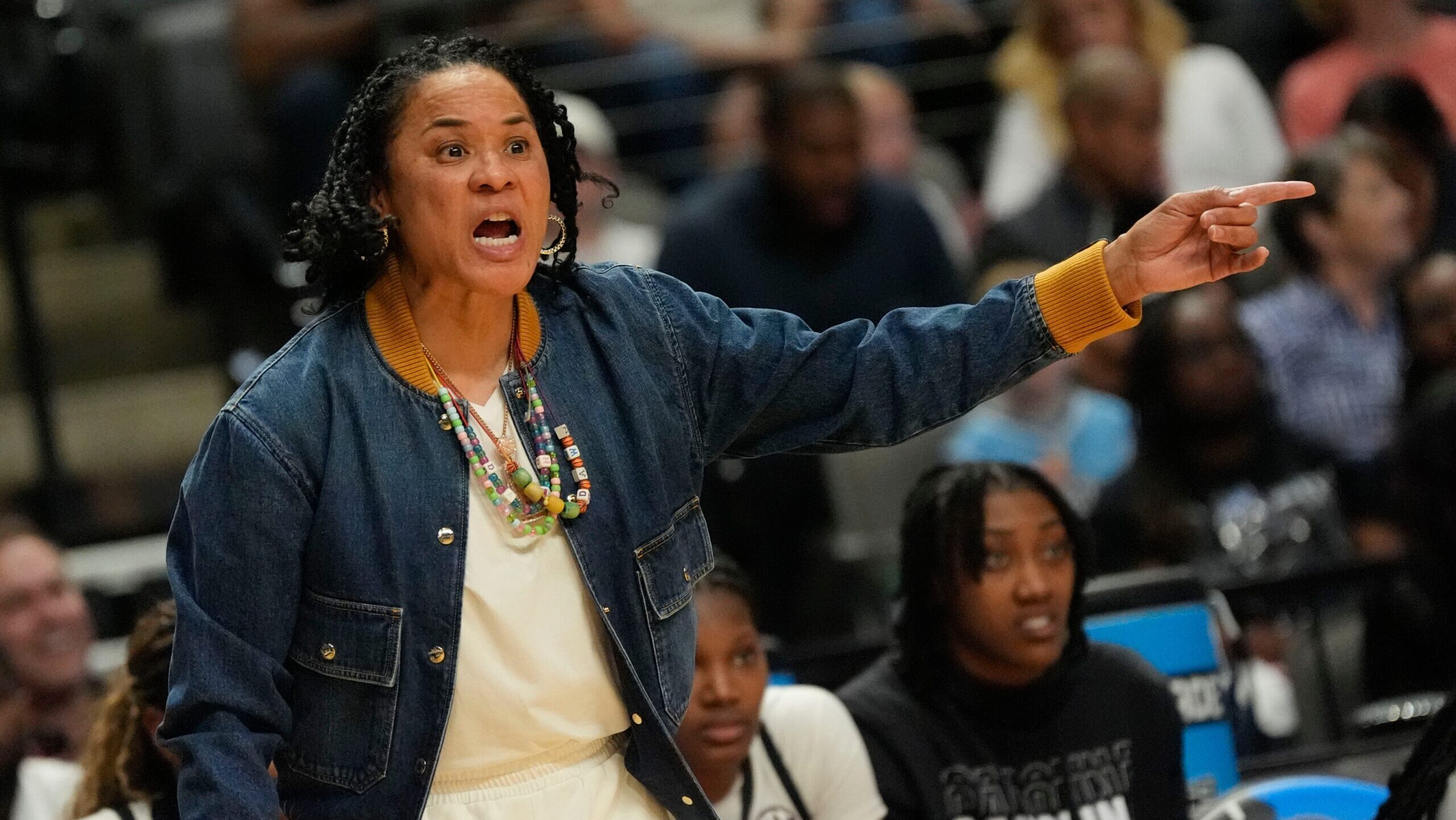 Dawn Staley leads South Carolina to 5th consecutive Elite Eight with narrow win vs. Maryland