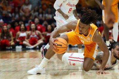 Chaz Lanier dives for the ball.