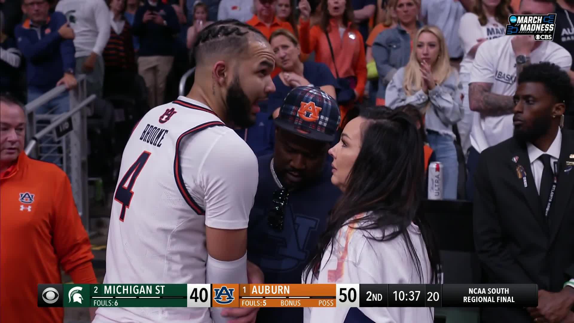 Johni Broome’s mother checks on Auburn star on bench after injury