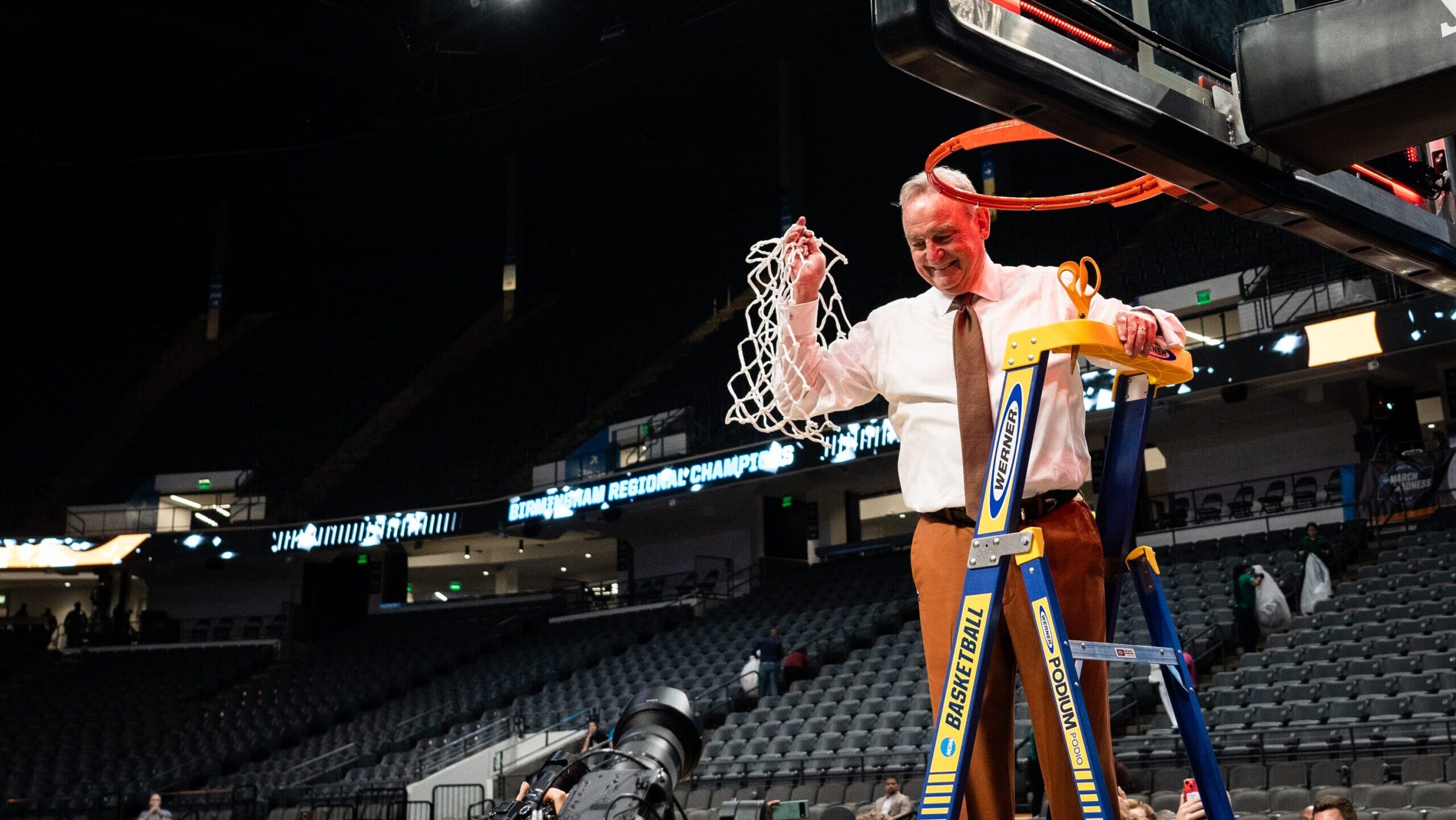 Vic Schaefer delivers emotional interview after leading Texas to Final Four