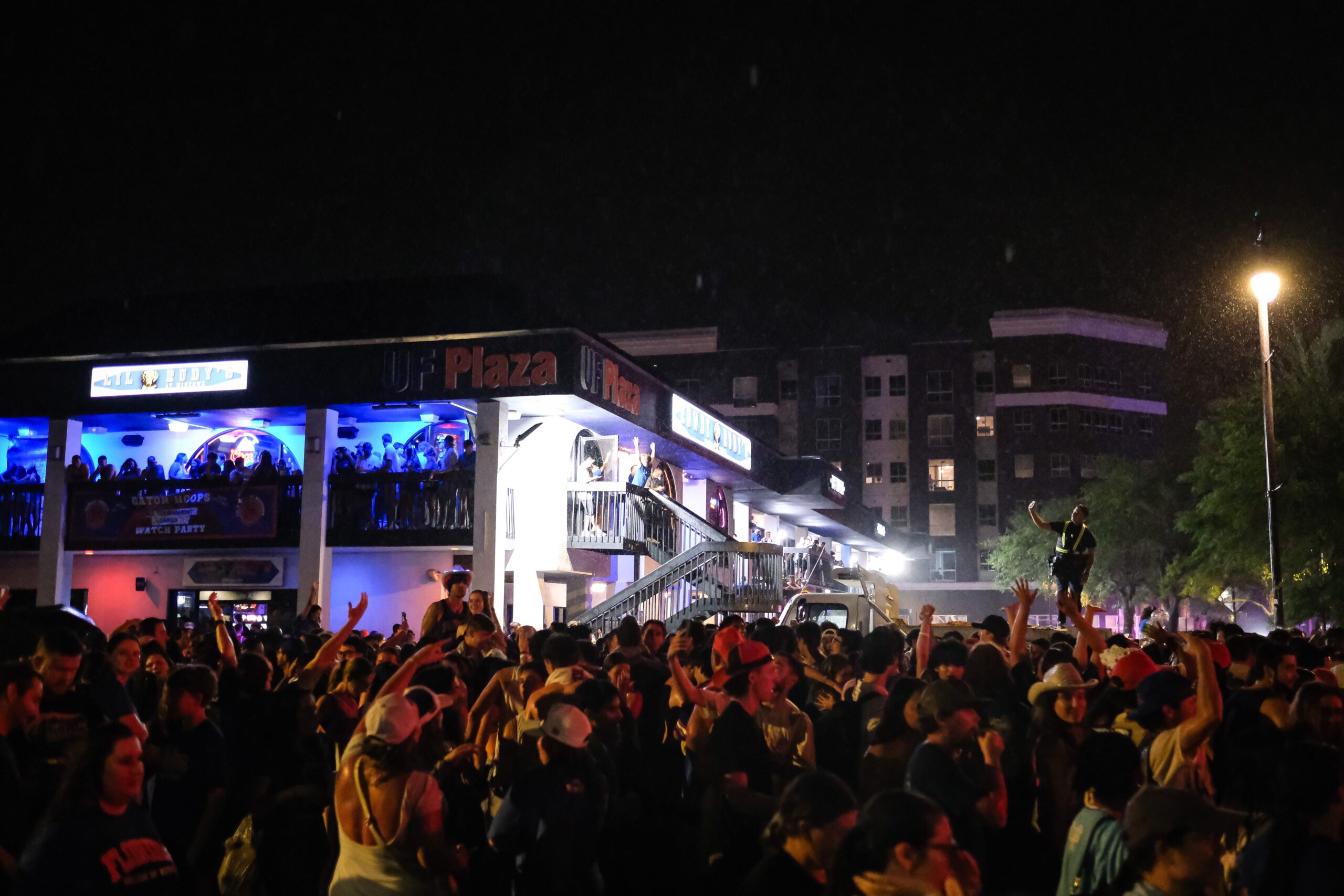 Florida fan falls from street light during national title celebration