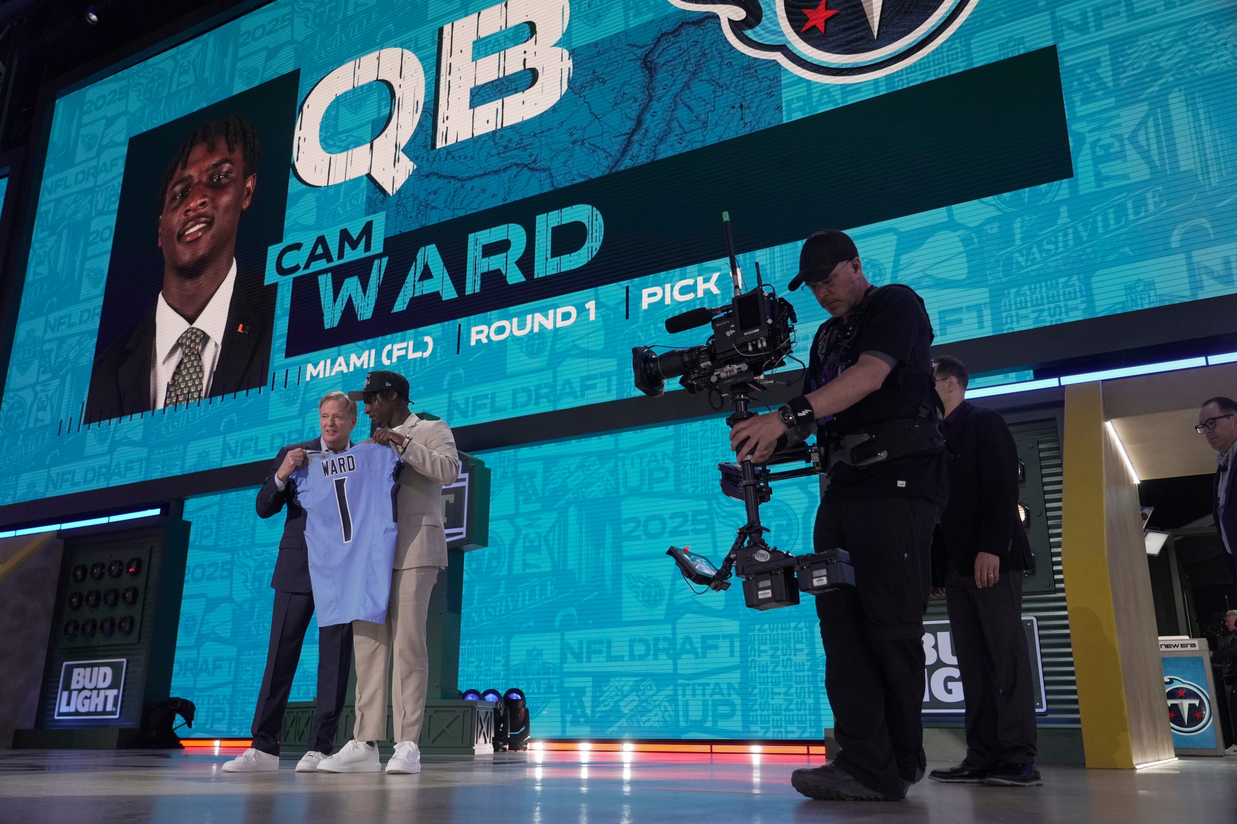 Cam Ward, Jalon Walker among early betting favorites to win Rookie of the Year awards