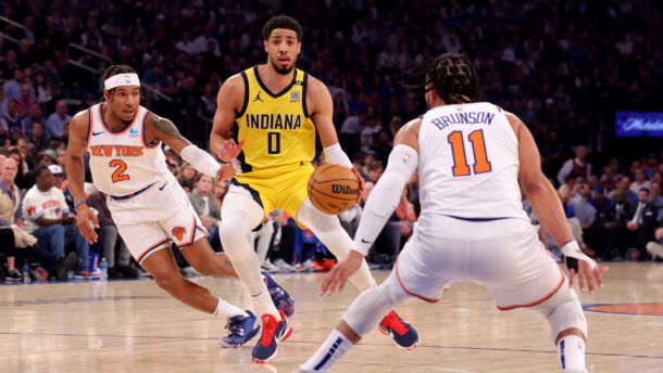 Tyrese Haliburton looks to make a play against Jalen Brunson.