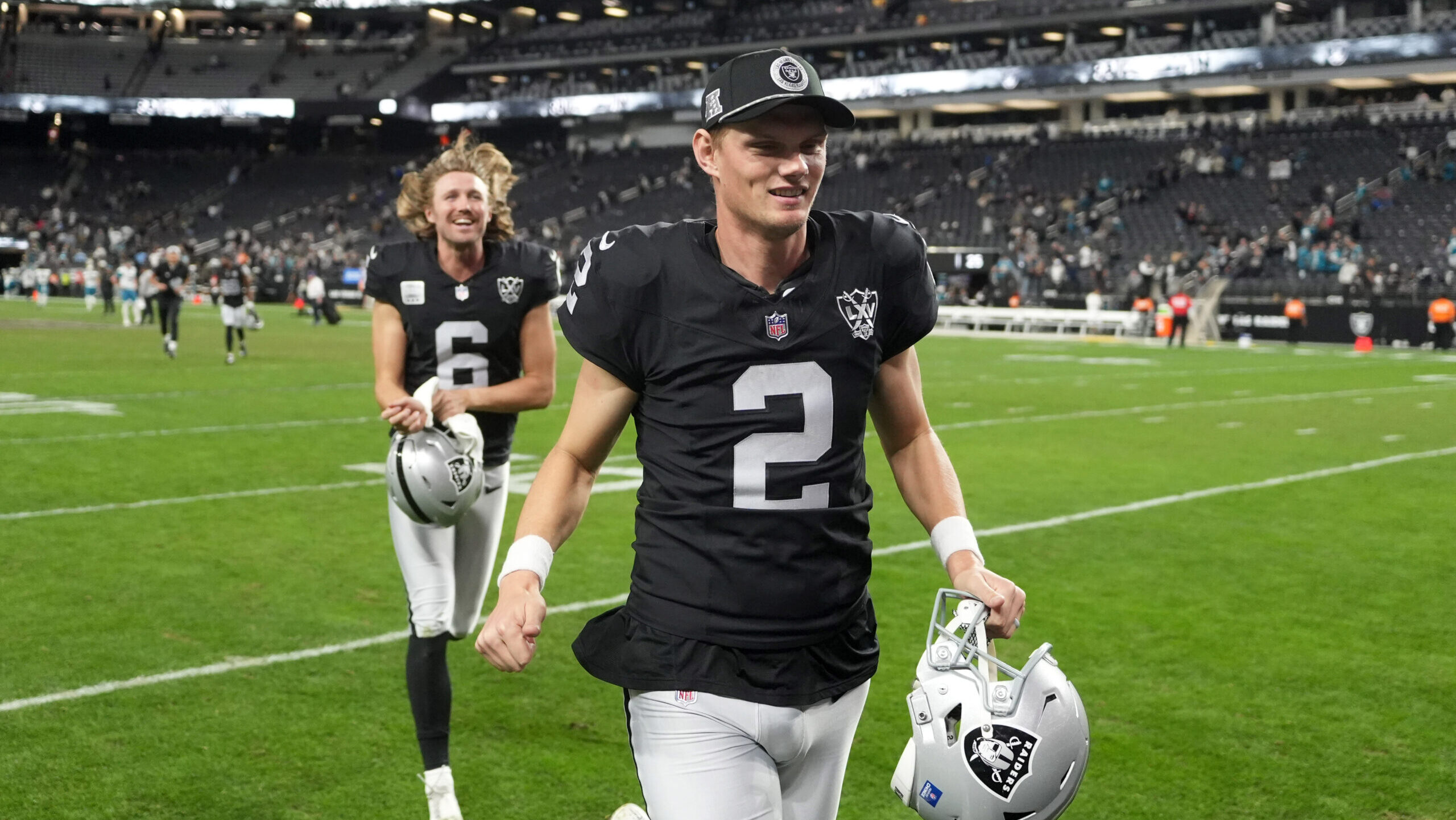 Former Auburn kicker Daniel Carlson landed payday from Ashton Jeanty for No. 2 jersey