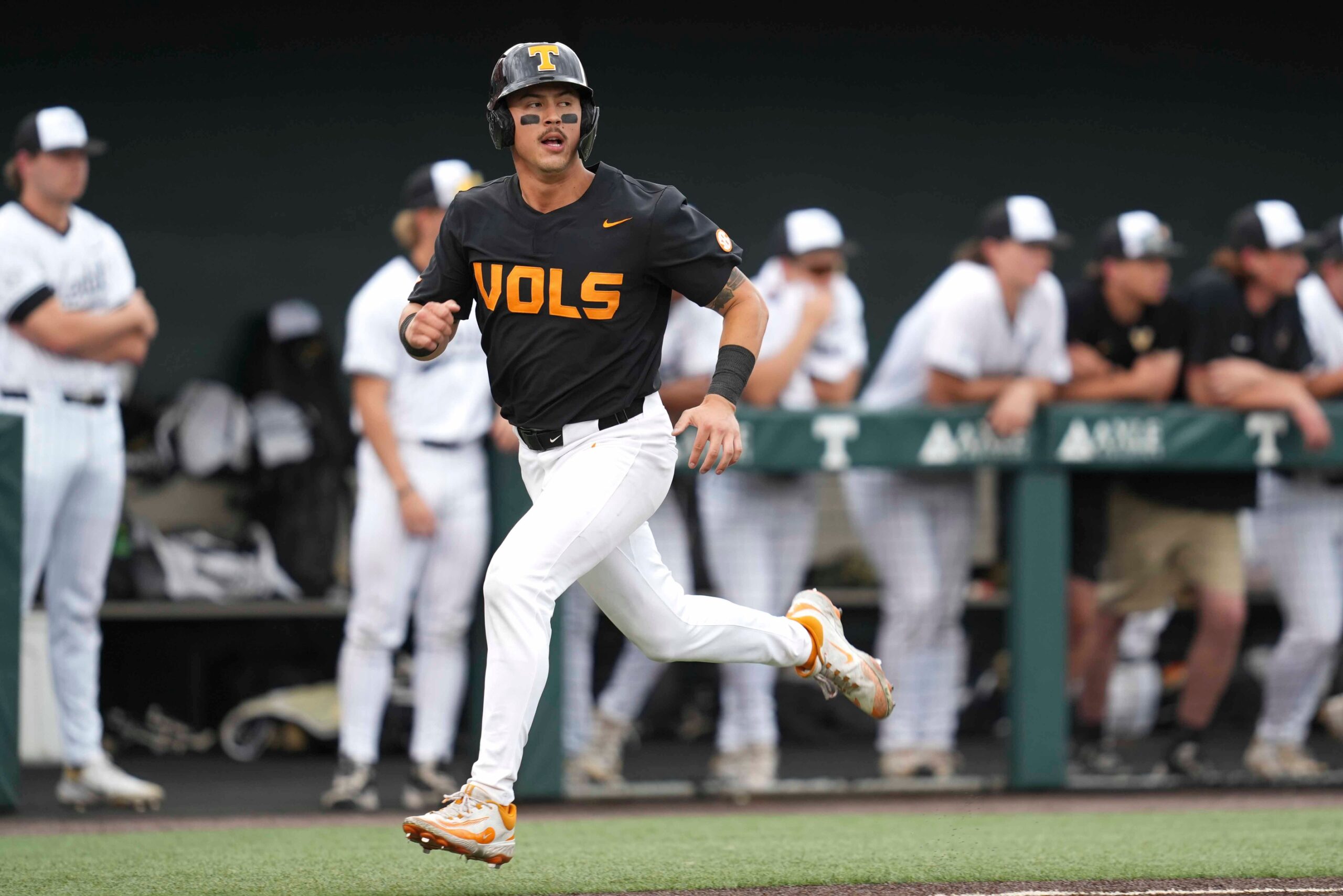 Hunter Ensley leaves Tennessee Senior Night game, receives standing ovation