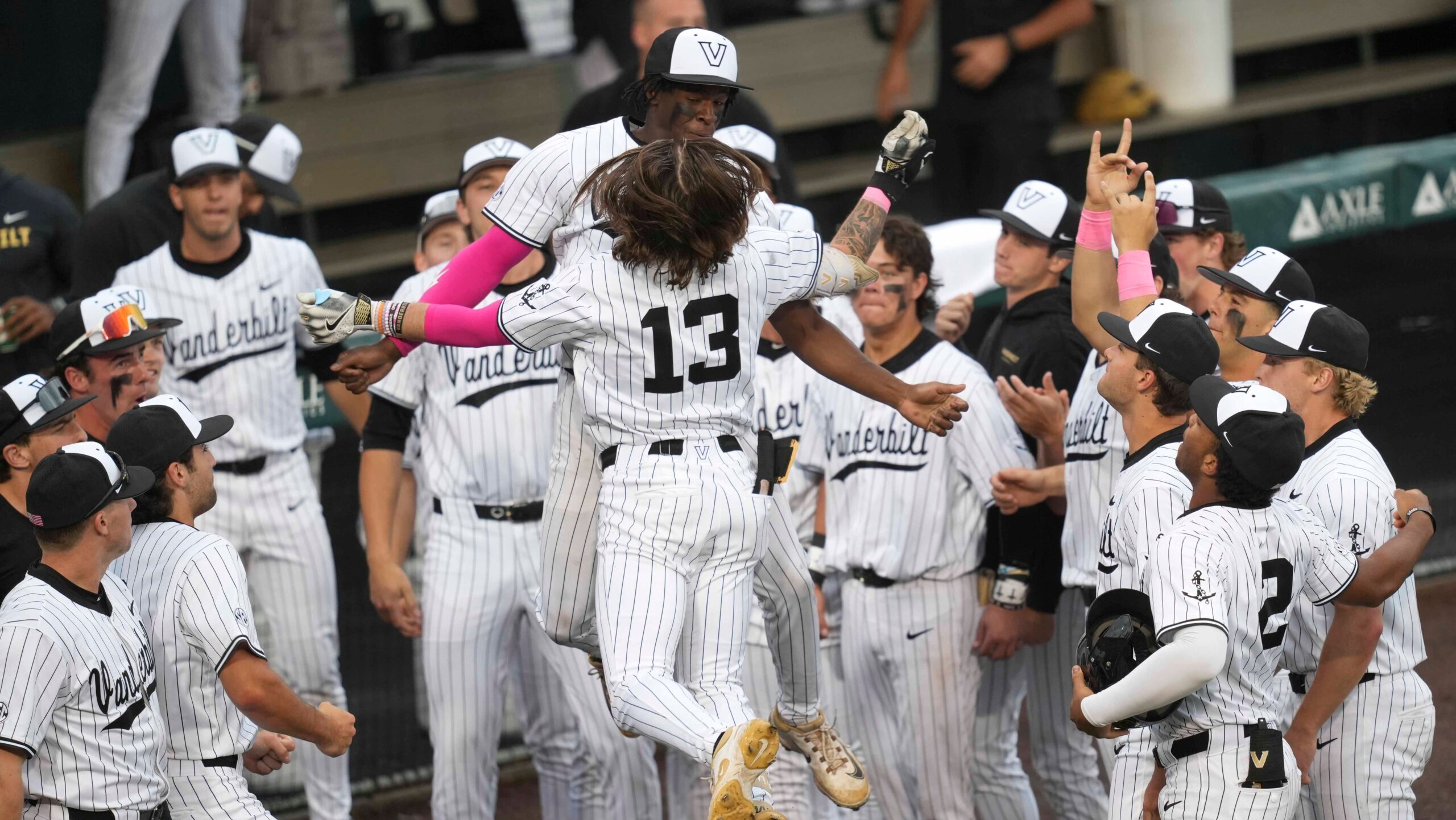Vanderbilt finishes off sweep of Kentucky heading into SEC Tournament