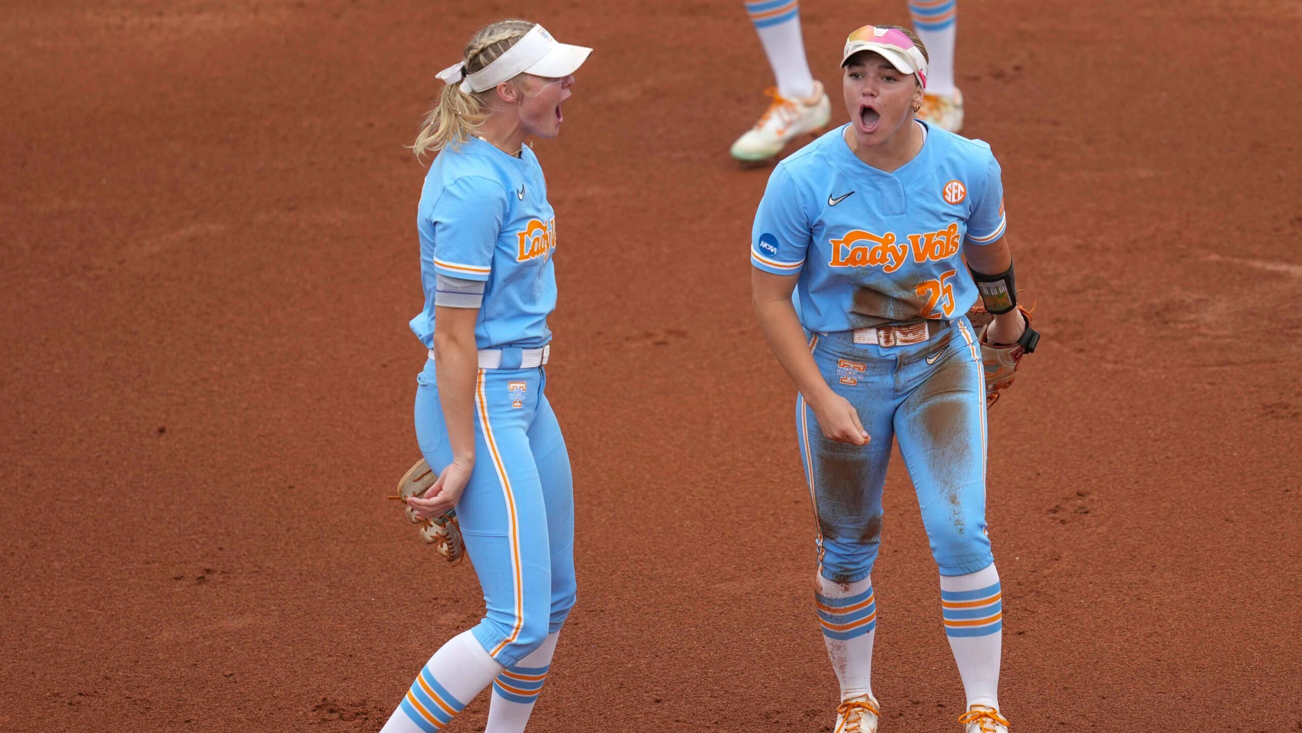 Tennessee tops Nebraska 1-0 to win Super Regional, advance to Women’s College World Series