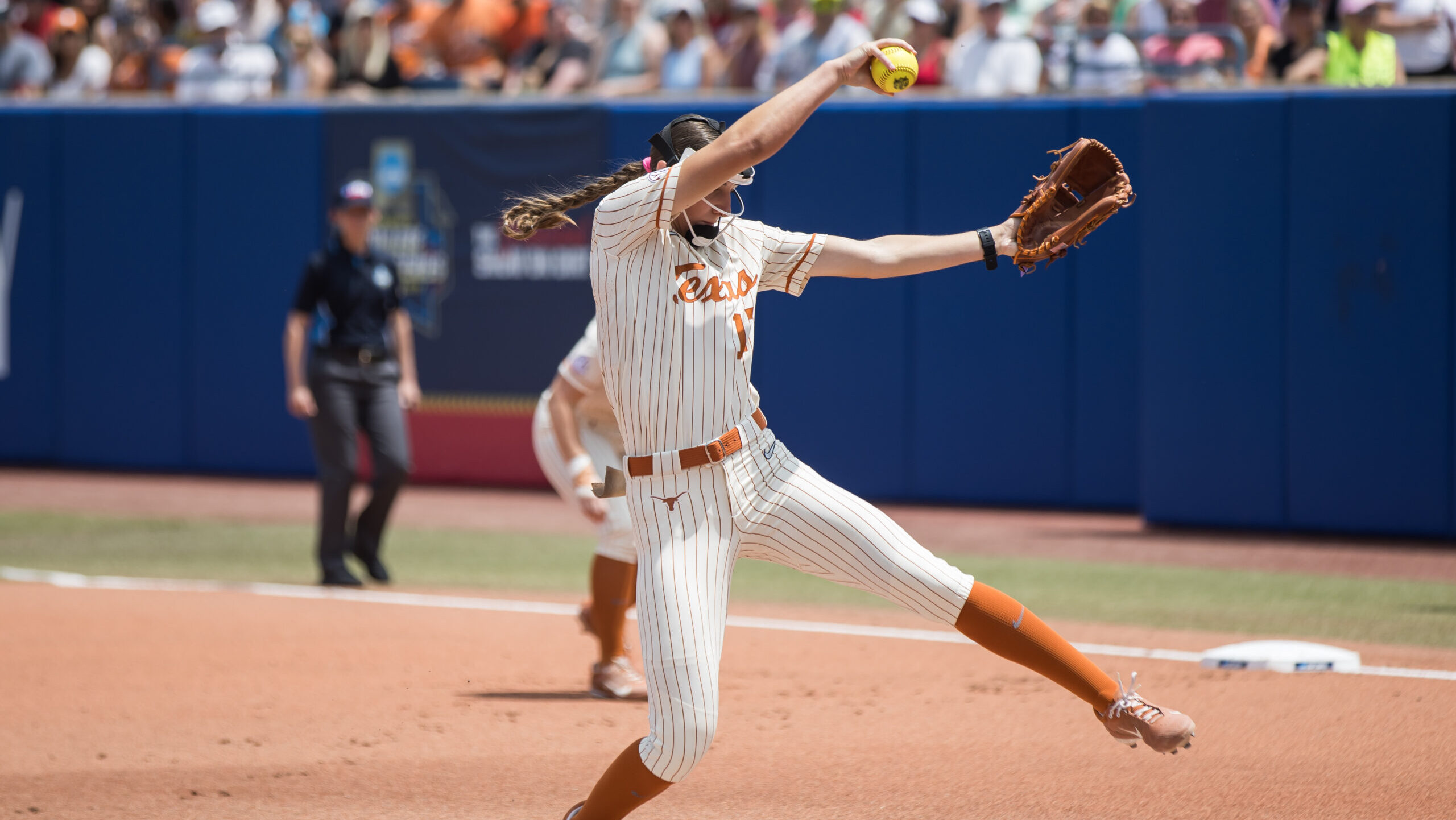 Texas pitcher Teagan Kavan lost her grandmother hours before WCWS start vs. Oklahoma