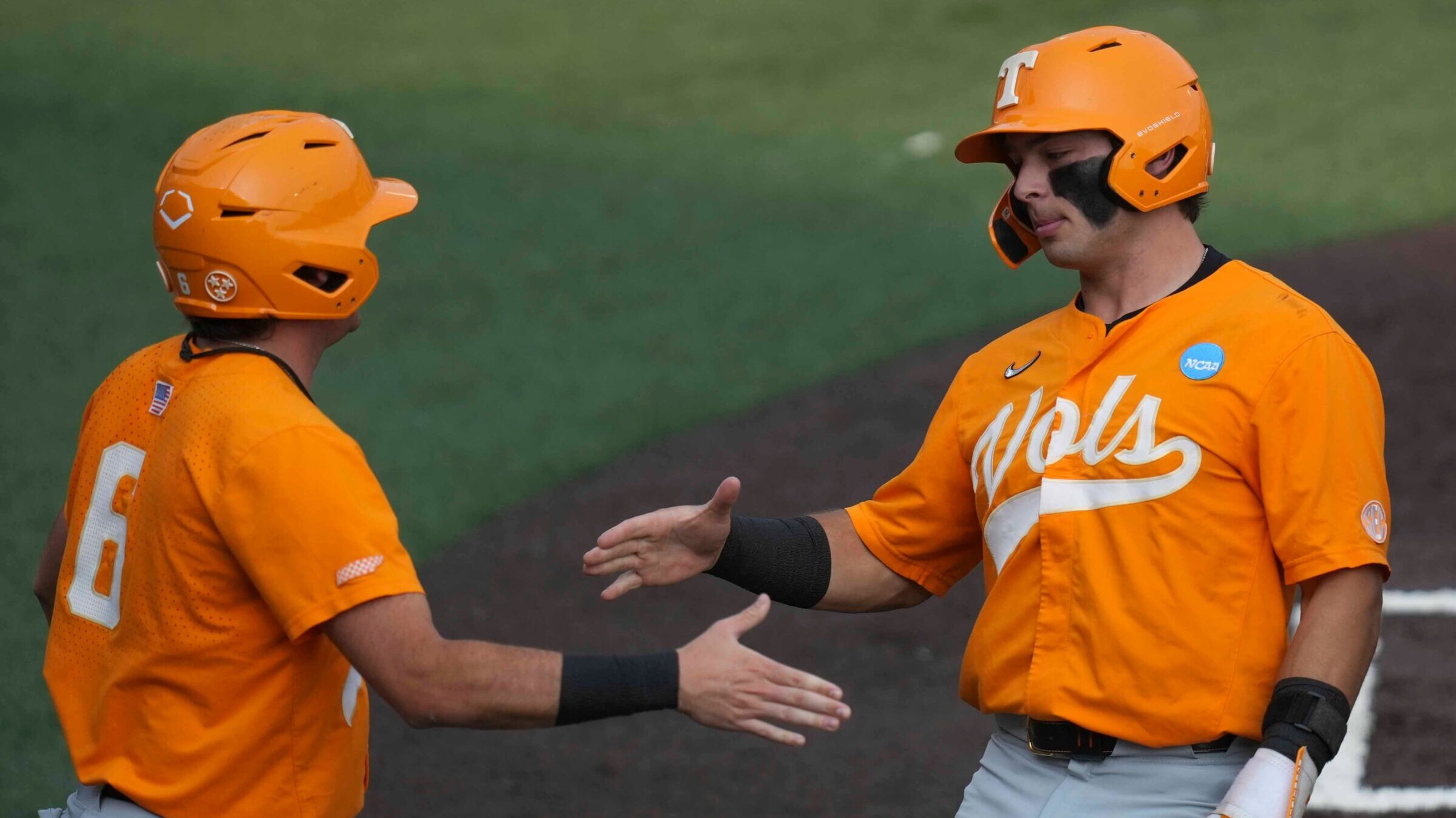Tennessee rolls past Cincinnati into regional finals