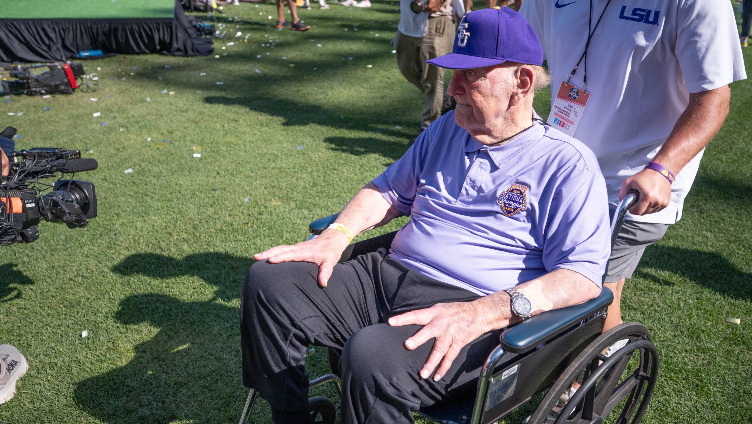 Jay Johnson reacts to Skip Bertman coming to College World Series, speaking to LSU team