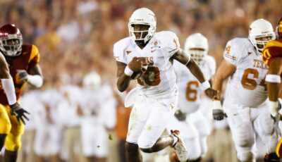 Vince Young runs the ball against USC.