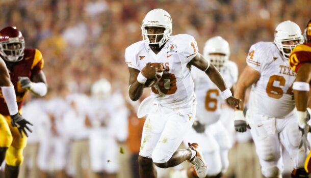 Vince Young runs the ball against USC.