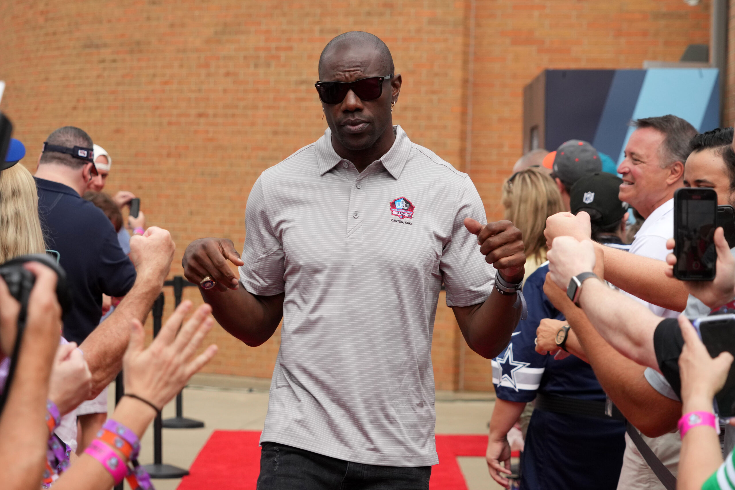 Terrell Owens supports 5-star WR Cederian Morgan at commitment ceremony