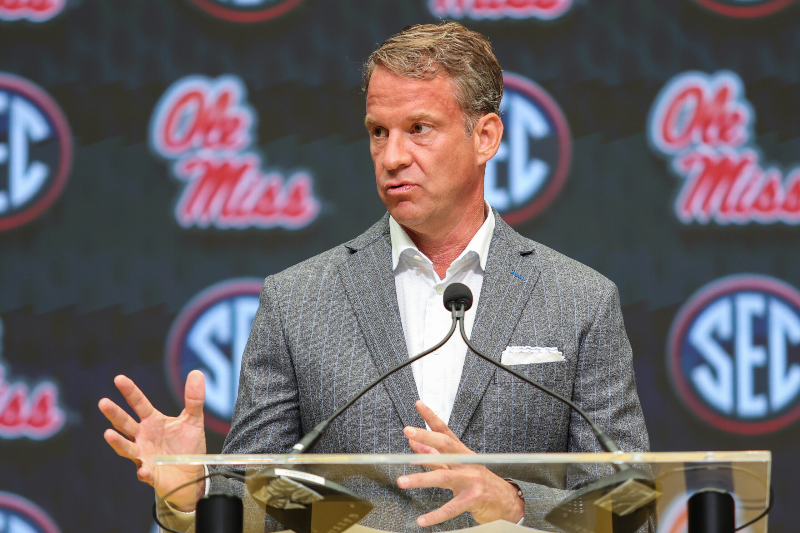 Lane Kiffin honors father with custom jacket at SEC Media Days Lane Kiffin honors father with custom jacket at SEC Media Days