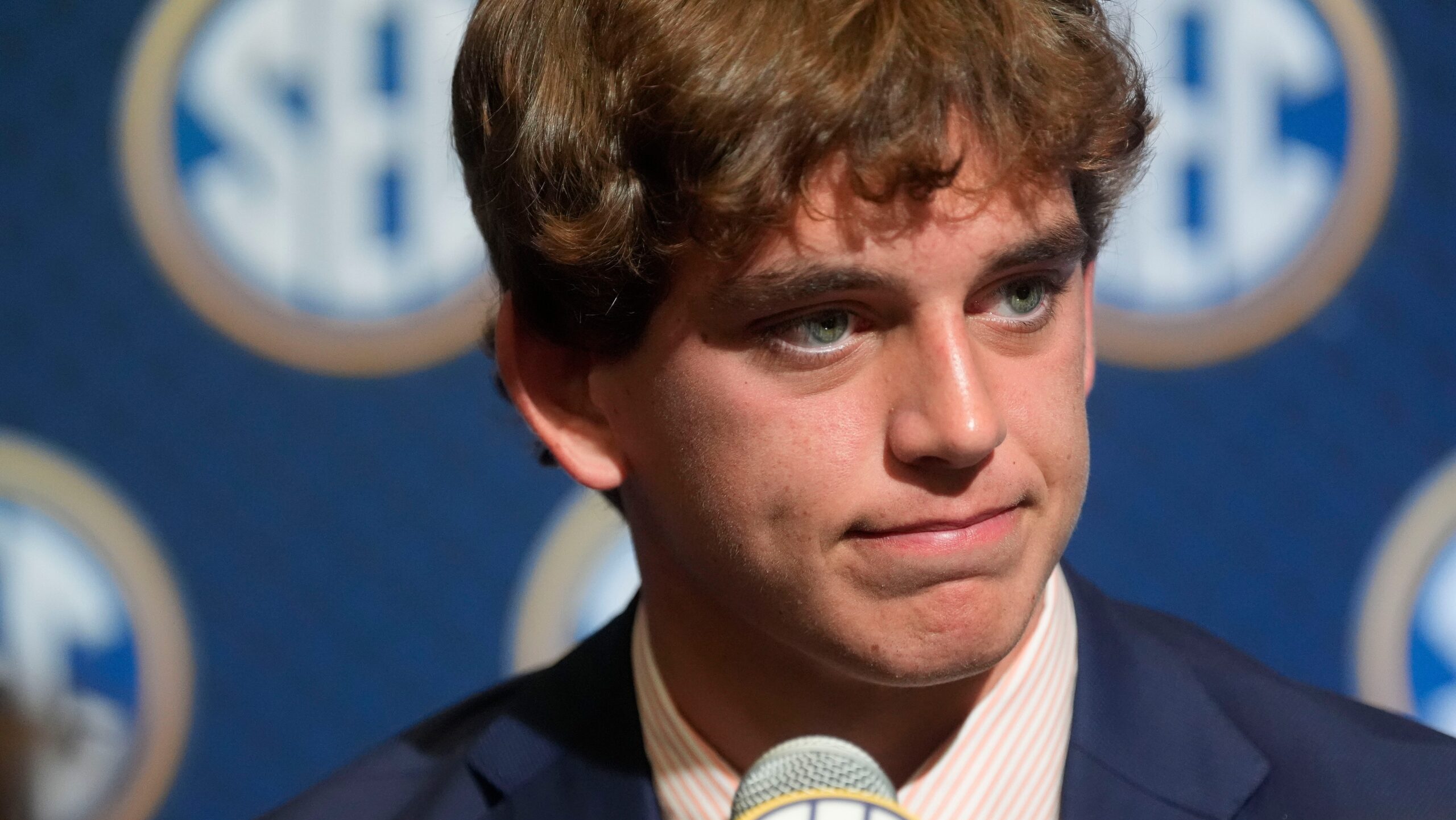 Arch Manning poses with Archie Manning&rsquo;s jersey, describes their close relationship