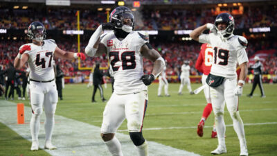 Joe Mixon celebrates with teammates.