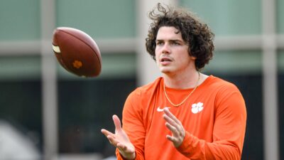 Clemson TE Ian Schieffelin catches a ball.