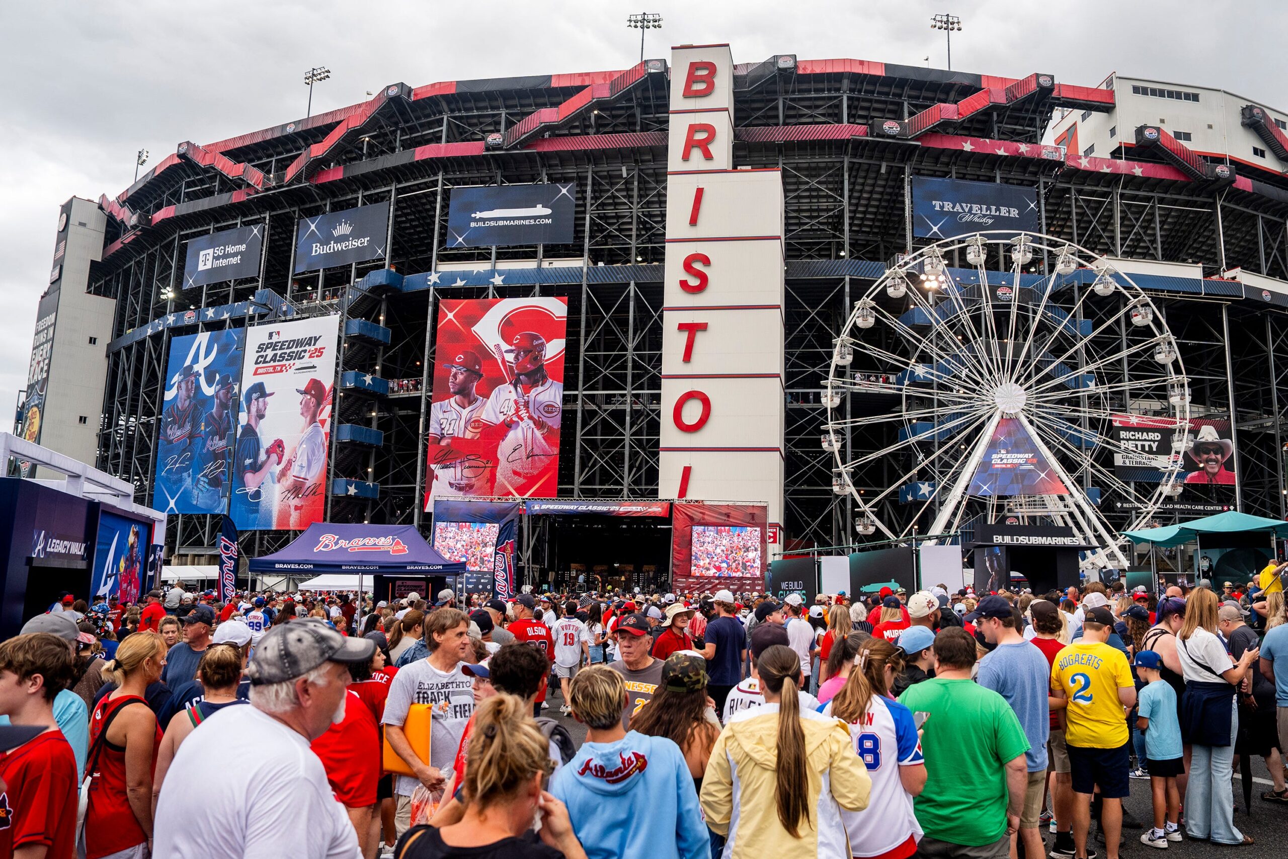 Fans puzzled by Tim McGraw, Pitbull performance before Speedway Classic