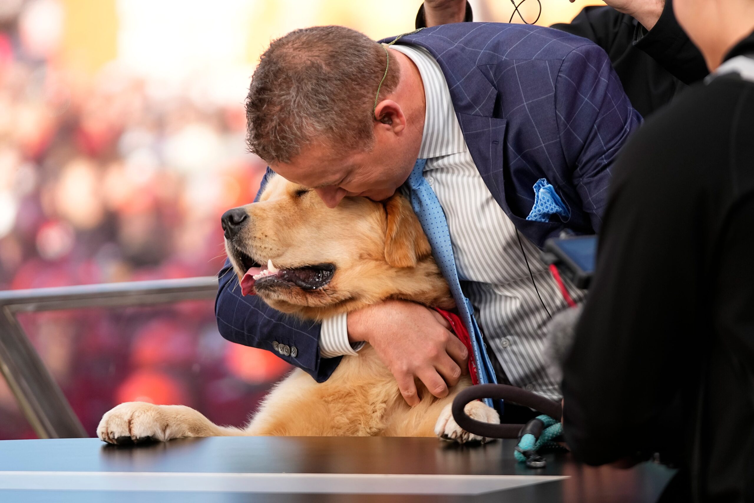 Kirk Herbstreit&rsquo;s dog poops on College GameDay; chaos ensues as Ohio State student drills kick