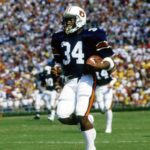 Bo Jackson runs the ball.