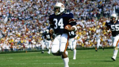 Bo Jackson runs the ball.