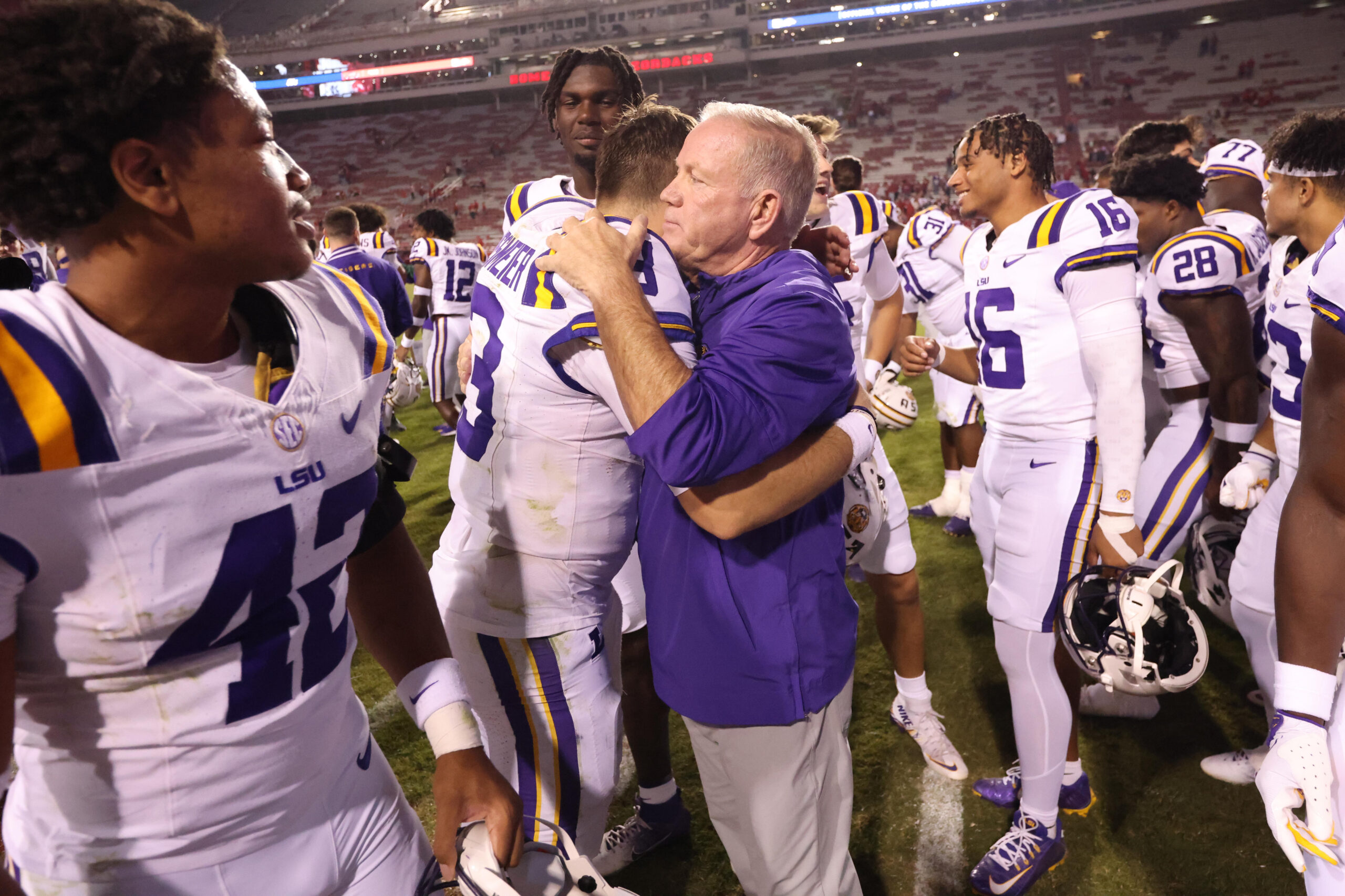Brian Kelly spoke at final LSU team meeting after being fired, per report
