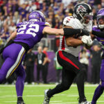Bijan Robinson carries the ball vs. the Minnesota Vikings.