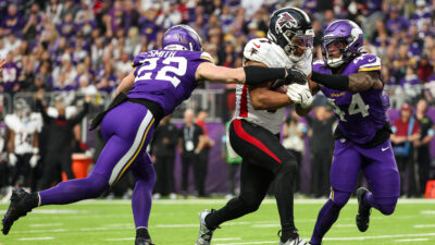 Bijan Robinson carries the ball vs. the Minnesota Vikings.