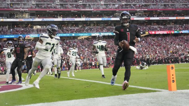 Kyler Murray runs the ball into the end zone.