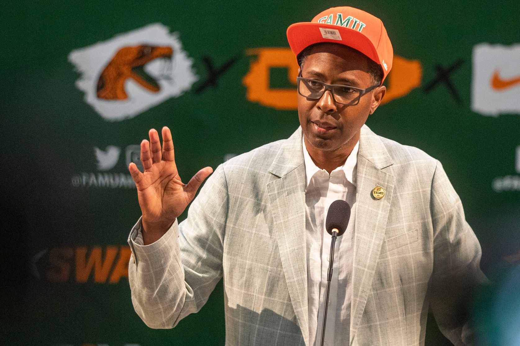 Charlie Ward offers support to Arch Manning, recalls he was booed before Heisman-winning season