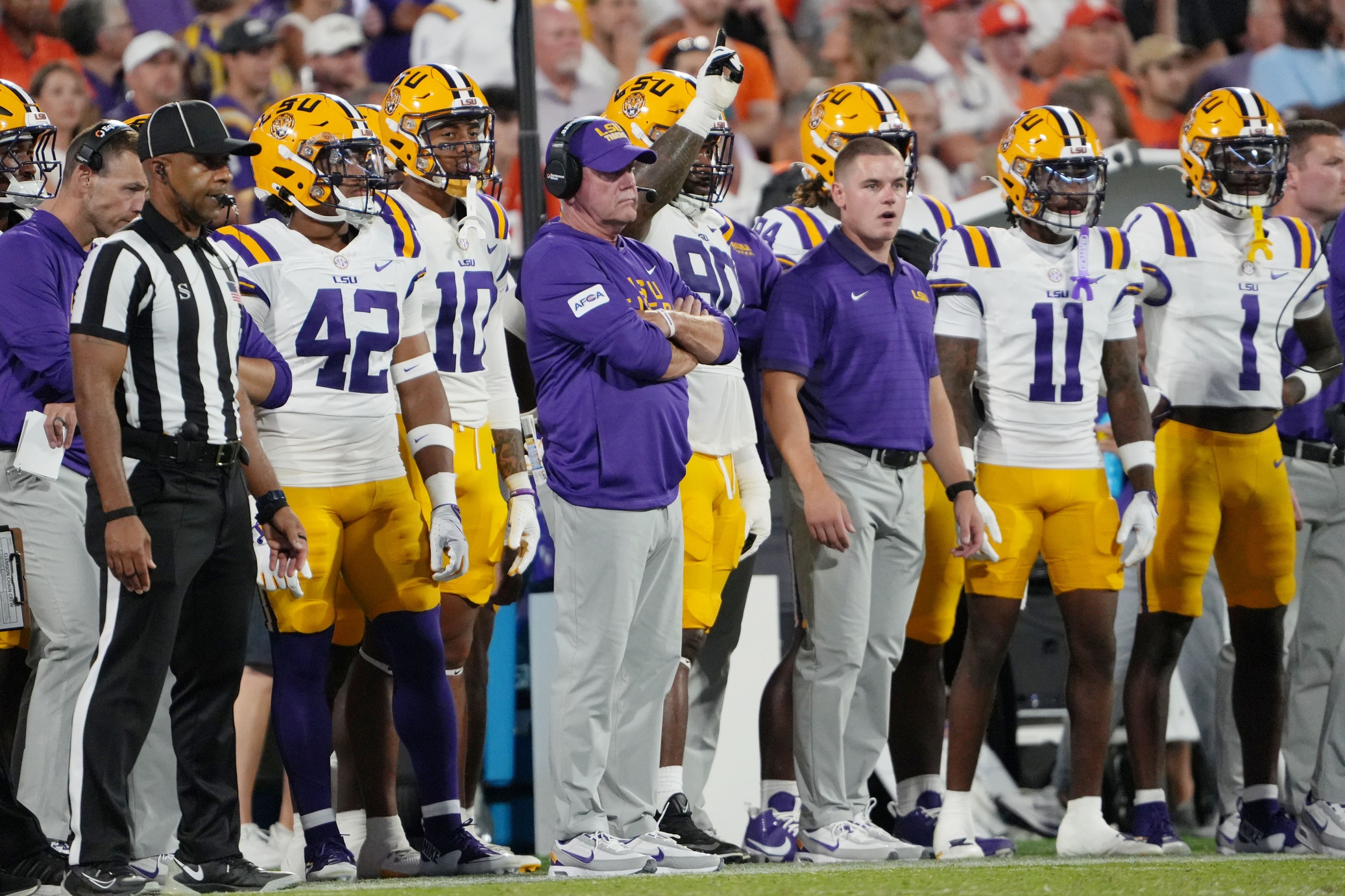 Brian Kelly says he avoided colliding with ref during Clemson game to save LSU from 15-yard penalty