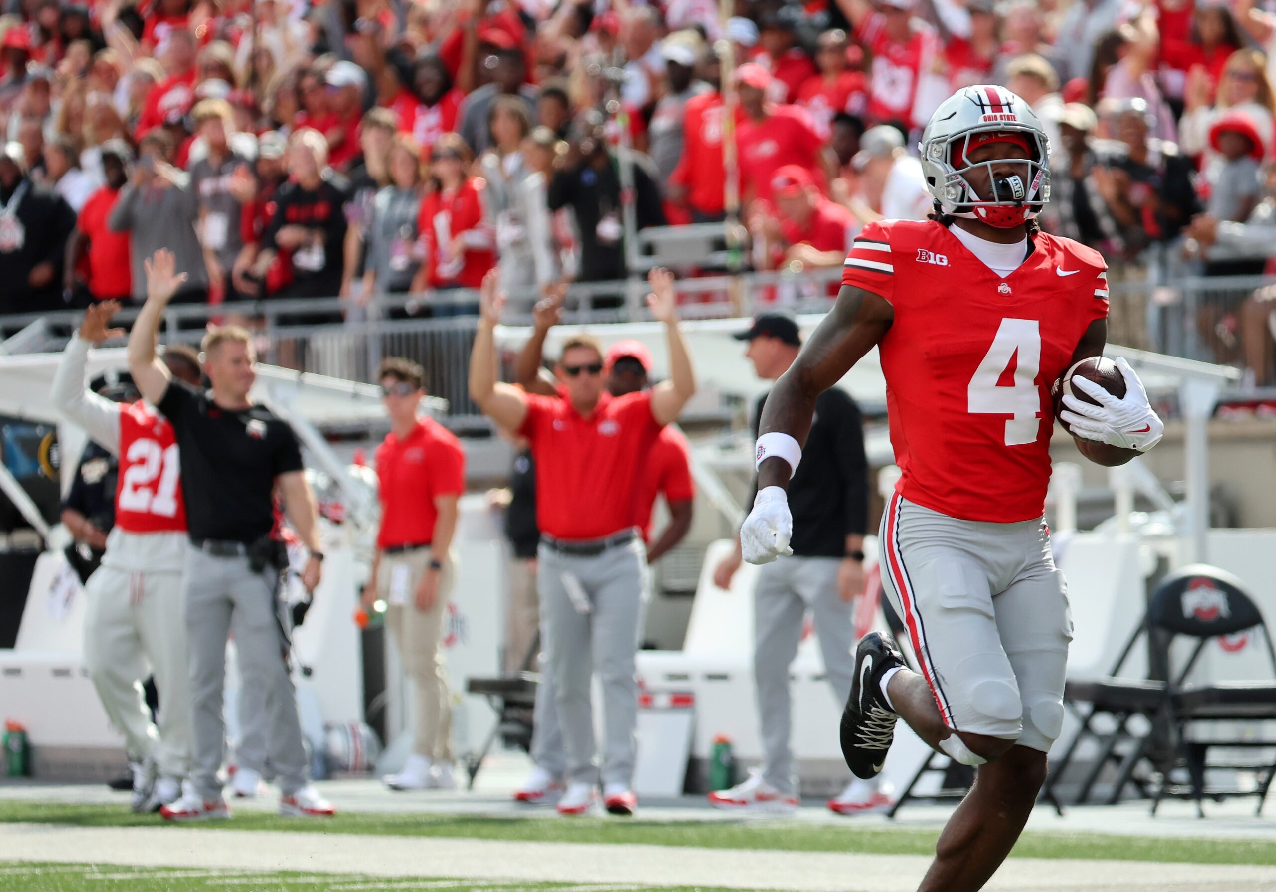 Jeremiah Smith makes insane 1-handed TD catch on tipped ball vs. Penn State