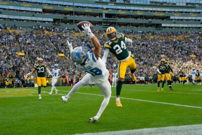 Lions receiver Isaac TeSlaa makes a catch.