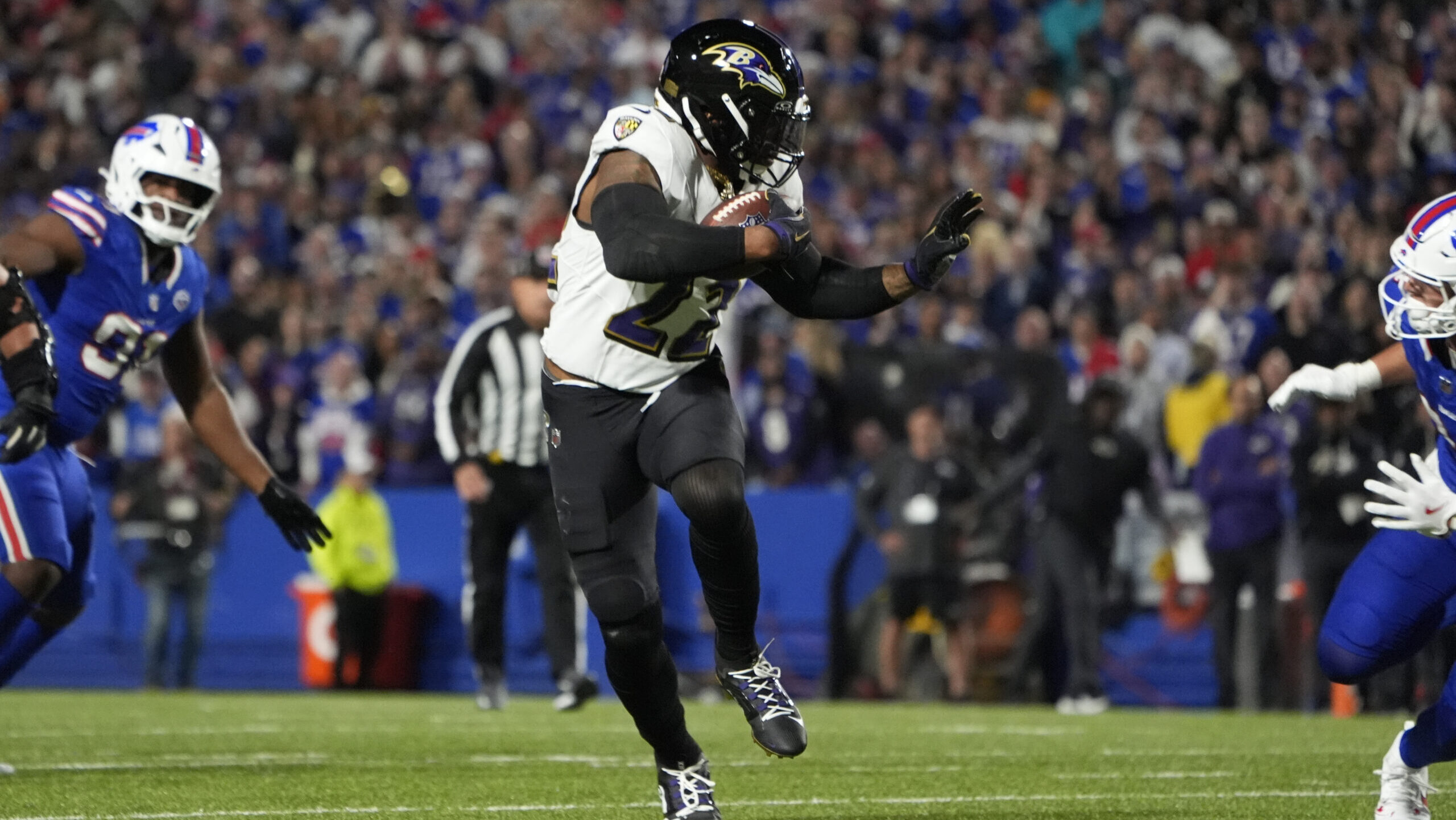 Former Alabama RB Derrick Henry delivers violent stiff arm en route to big TD