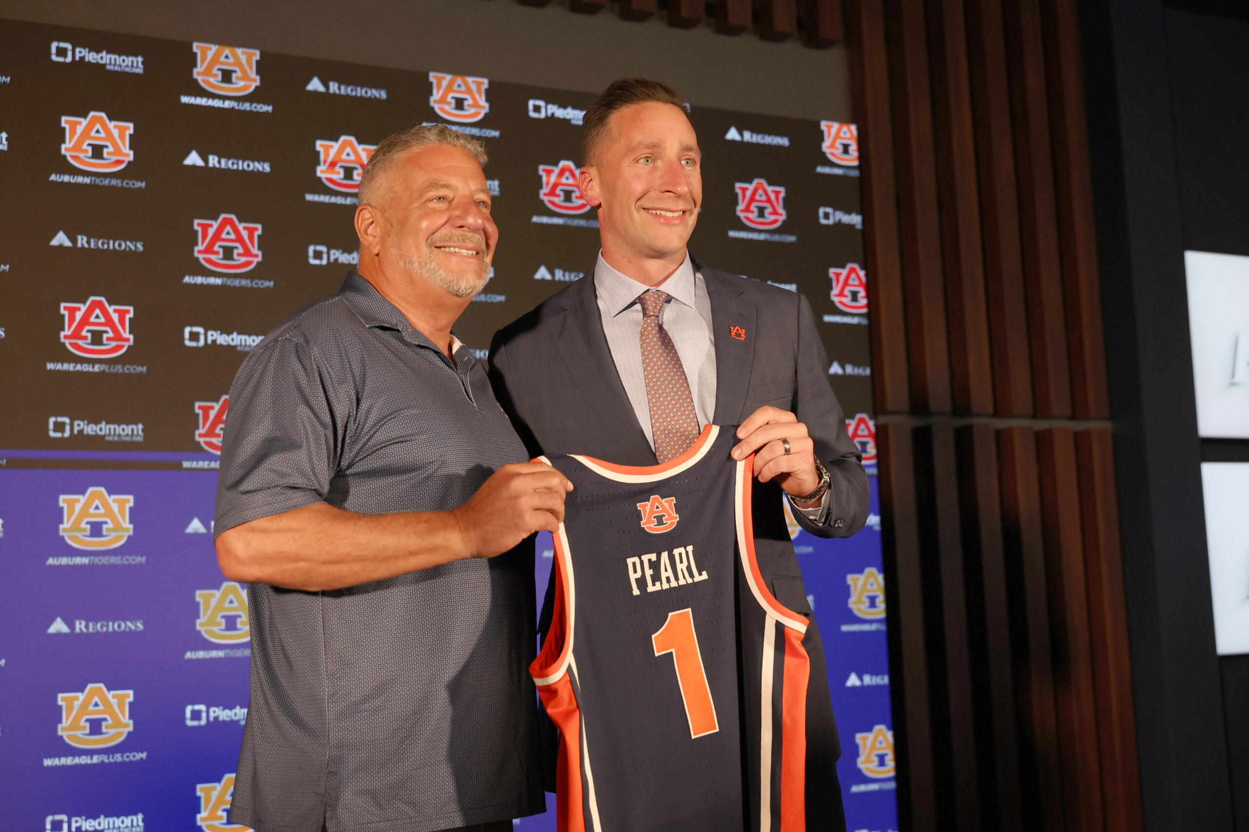 Steven Pearl shares emotional message to father Bruce Pearl at introductory press conference Steven Pearl shares emotional message to father Bruce Pearl at introductory press conference