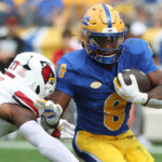 Pittsburgh and Louisville play football.