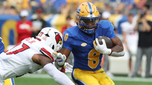 Pittsburgh and Louisville play football.