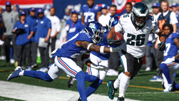 Saquon Barkley runs the ball against the Giants.