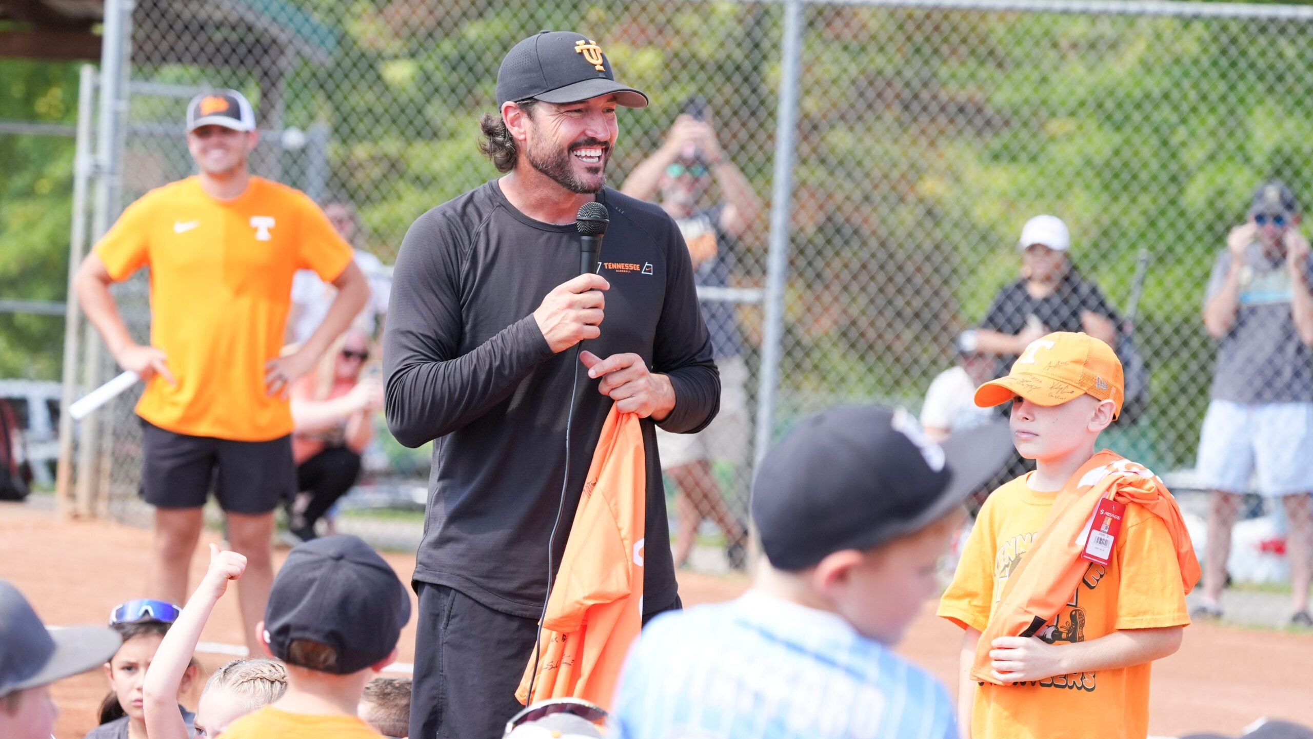 Tony Vitello reacts to fans&rsquo; chants at Tennessee practice amid Giants rumors