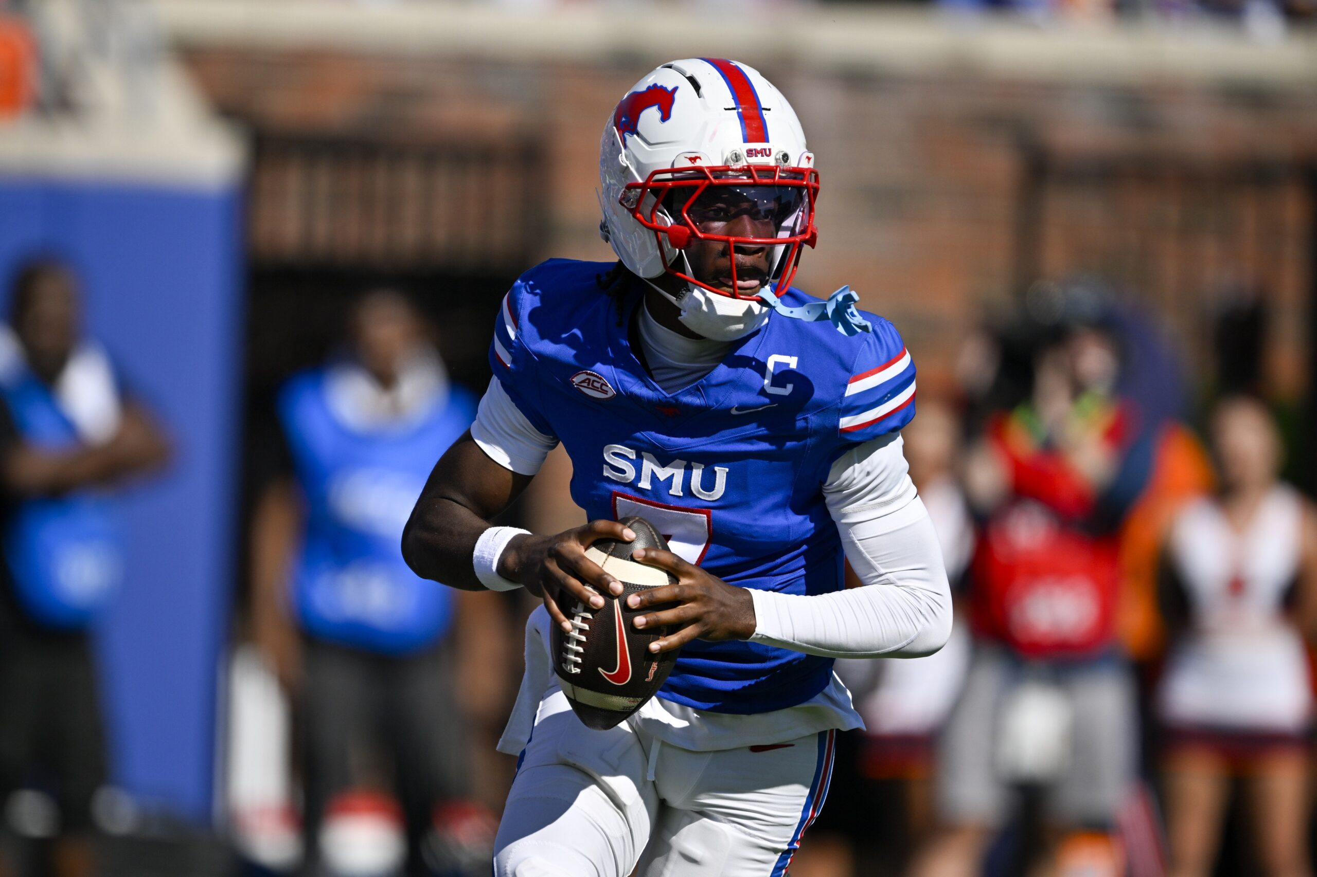 SMU QB Kevin Jennings completes behind-the-back pass