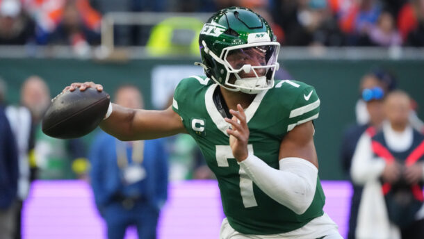 Justin Fields throws a pass.