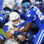 Kentucky tackles Arch Manning.