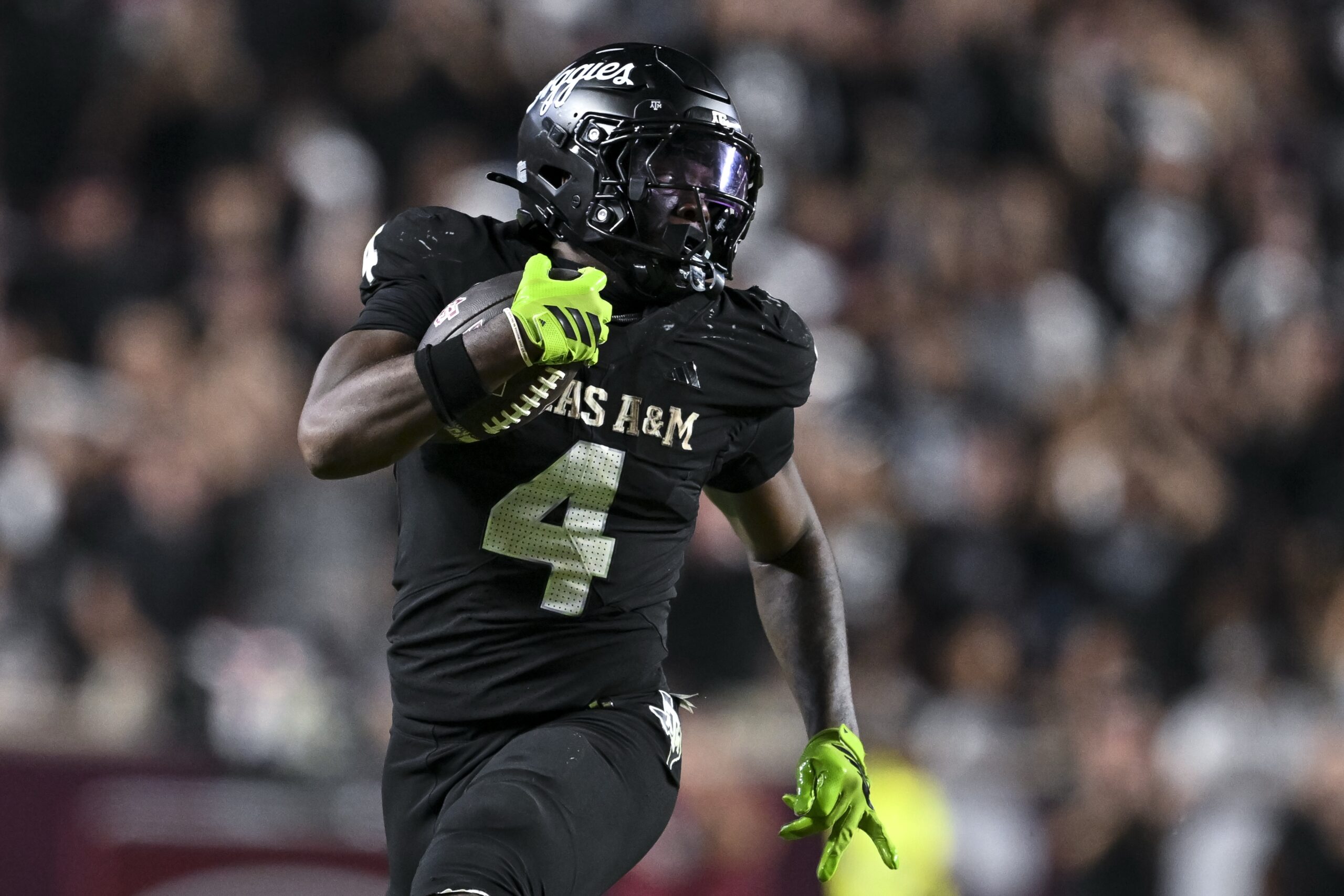 Rueben Owens suffers apparent leg injury against South Carolina