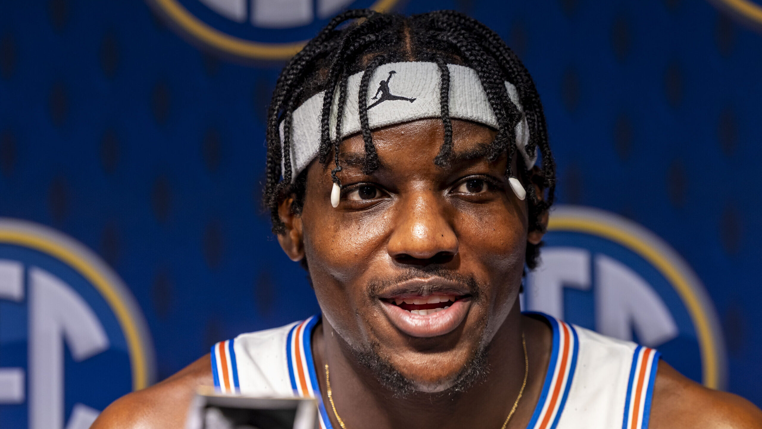 Florida C Rueben Chinyelu has to switch numbers after jersey ripped up against Arizona