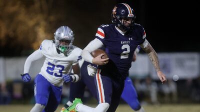 Jared Curtis runs with the ball.