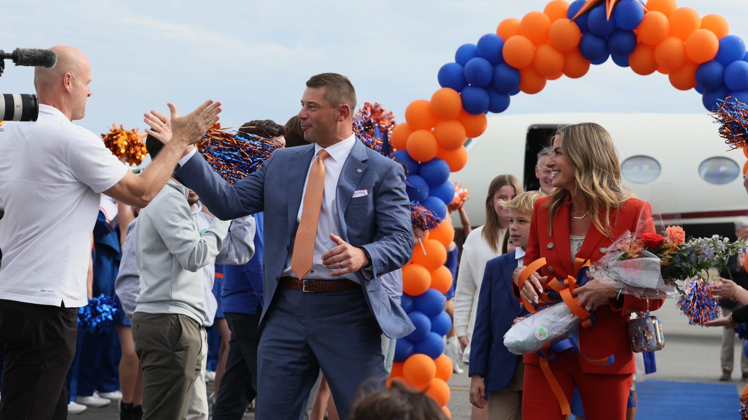 Jon Sumrall enthusiastically embraces Florida legend Danny Wuerffel upon arrival in Gainesville