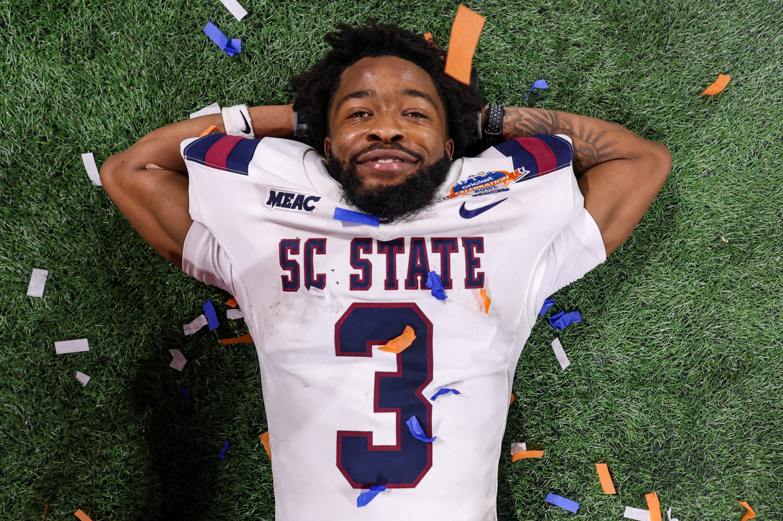 South Carolina State player hilariously carries injured teammate off the field